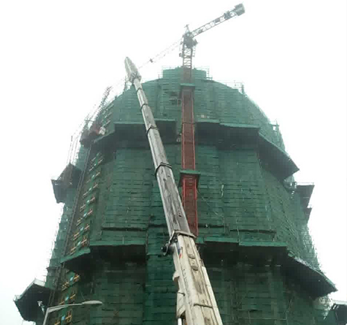 滕州吊车在工地上作业